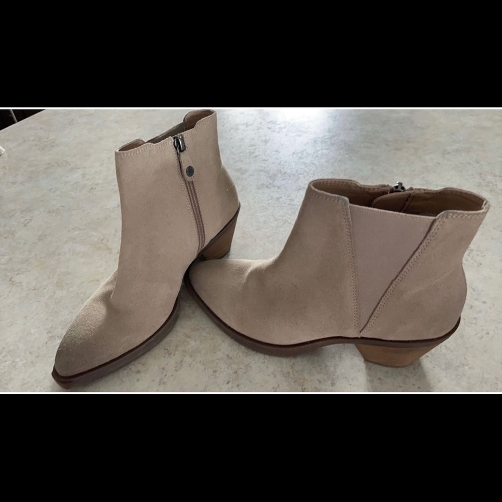 Geox Sz7 suede booties. Worn once.